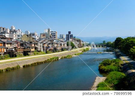 京都市鴨川和四條街景 78699596