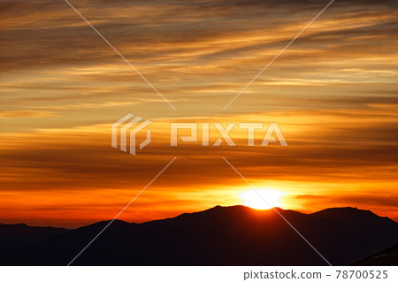 從八嶽山脈和伊之嶽山脊看日出和奧內武山脈 78700525