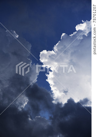 Cumulus that blocks the sun and shines white and the top of the cumulus behind it 1 Cumulus that blocks the sun and shines white and the top of the cumulus behind it 1 78701207