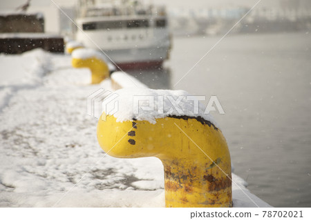 宮城縣氣仙沼港 積雪、護柱、繫泊船舶、繫泊積雪船舶、海面 宮城縣氣仙沼港 積雪、護柱、繫泊船舶、繫泊積雪船舶、海面 78702021