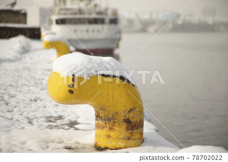 宮城縣氣仙沼港 積雪、護柱、繫泊船舶、繫泊積雪船舶、海面 宮城縣氣仙沼港 積雪、護柱、繫泊船舶、繫泊積雪船舶、海面 78702022