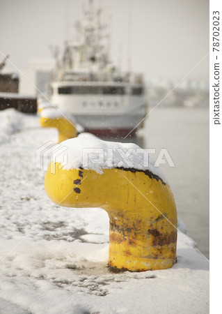 宮城縣氣仙沼港 積雪、護柱、繫泊船舶、繫泊積雪船舶、海面 宮城縣氣仙沼港 積雪、護柱、繫泊船舶、繫泊積雪船舶、海面 78702023