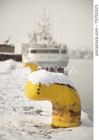 宮城縣氣仙沼港 積雪、護柱、繫泊船舶、繫泊積雪船舶、海面 宮城縣氣仙沼港 積雪、護柱、繫泊船舶、繫泊積雪船舶、海面 78702025