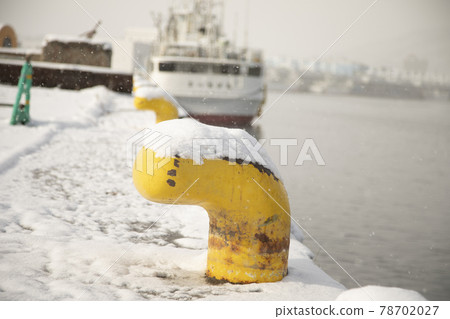 宮城縣氣仙沼港 積雪、護柱、繫泊船舶、繫泊積雪船舶、海面 78702027