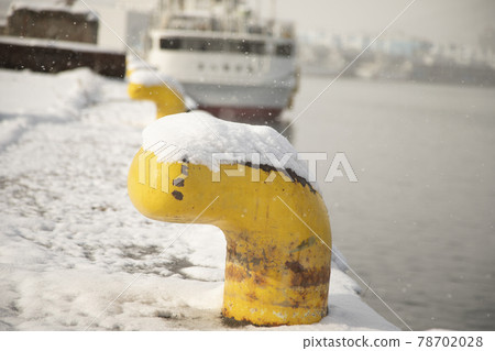 宮城縣氣仙沼港 積雪、護柱、繫泊船舶、繫泊積雪船舶、海面 78702028
