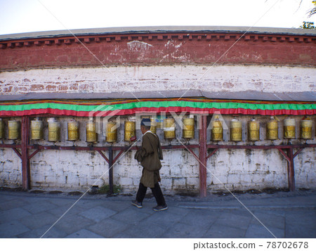 Prayer wheel in Lhasa, Tibet 78702678