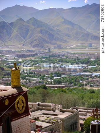 從拉薩德潘寺看拉薩市 從拉薩德潘寺看拉薩市 78702908