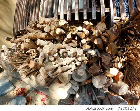 堆了很多木柴 堆了很多木柴 78703275