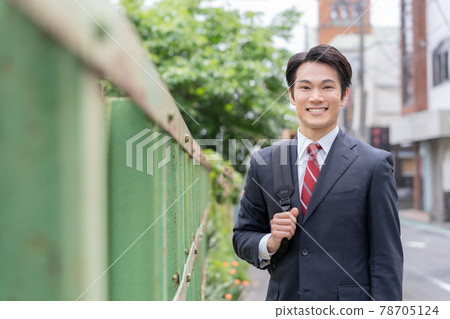 年輕的商人要在家工作 年輕的商人要在家工作 78705124