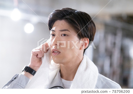 年輕工人在建築工地擦汗 年輕工人在建築工地擦汗 78706200