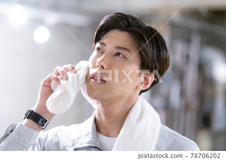 年輕工人在建築工地擦汗 年輕工人在建築工地擦汗 78706202