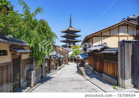 Fresh green Yasaka Tower 78706684