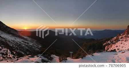 高山上等待日出 78706905