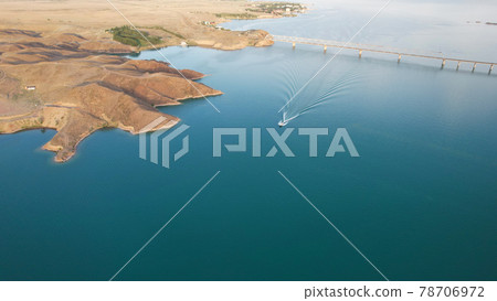 Speedboats sail along the strait. Top view. 78706972