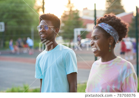 Young couple walking in the city 78708076