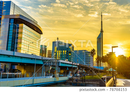 Bright dusk sun and backlit Fukuoka Tower and urban expressway Golden color emphasis fading processing Bright dusk sun and backlit Fukuoka Tower and urban expressway Golden color emphasis fading processing 78708153