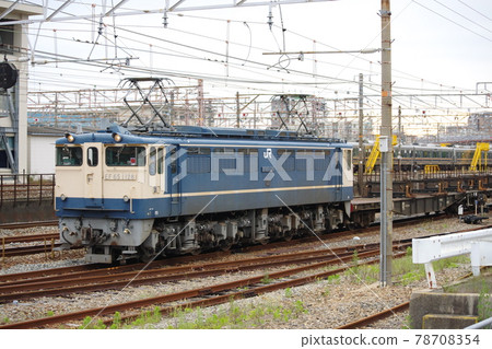 在山陽本線/西明石站附近拉動施工進入調車線的JR西日本EF65型電力機車 在山陽本線/西明石站附近拉動施工進入調車線的JR西日本EF65型電力機車 78708354