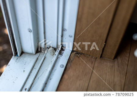 Cleaning the sash groove 78709025