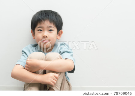 坐在健身房的男孩 坐在健身房的男孩 78709046