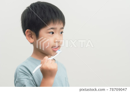男孩用牙刷刷牙 男孩用牙刷刷牙 78709047