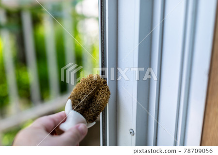 Cleaning the sash groove 78709056