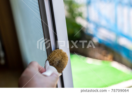 Cleaning the sash groove Cleaning the sash groove 78709064