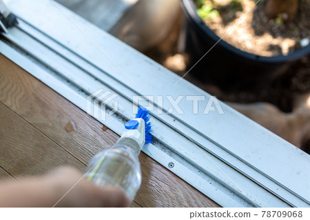 Cleaning the sash groove Cleaning the sash groove 78709068