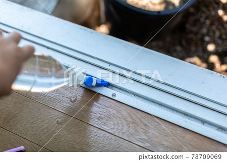 Cleaning the sash groove Cleaning the sash groove 78709069
