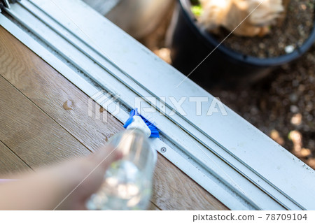 Cleaning the sash groove Cleaning the sash groove 78709104