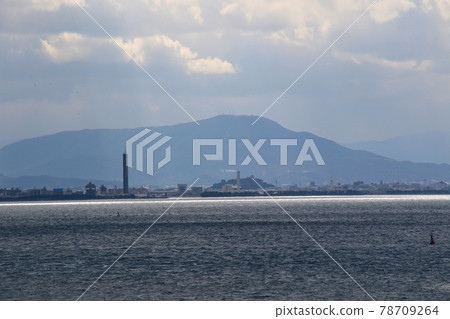 Another angle overlooking Marugame City and Osayama from the observation deck of the Yoshima service area 78709264