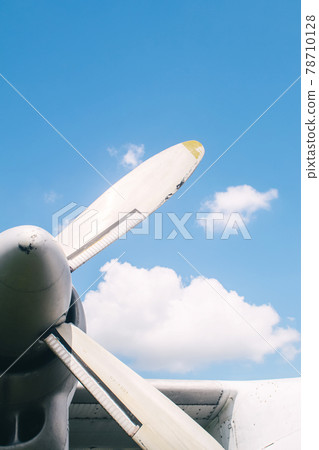 A close-up of an old aircraft engine showing rust and breakage. Visible radiator, blades, internal parts and traces of metal corrosion 78710128