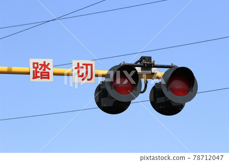 Close-up photo of railroad crossing warning lights 78712047