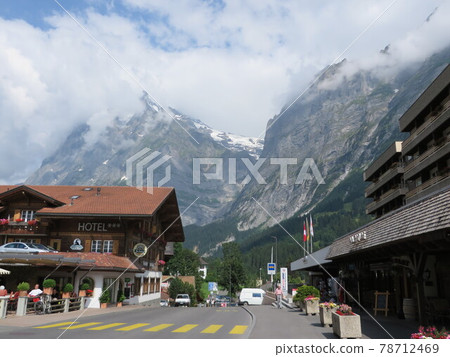 從格林德瓦市仰望落基山脈 從格林德瓦市仰望落基山脈 78712469