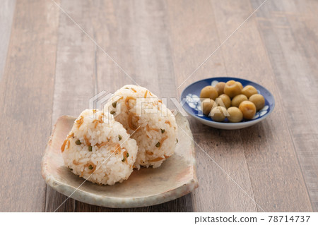 Sansho and chirimen-jako, rice balls, pickled plums 78714737