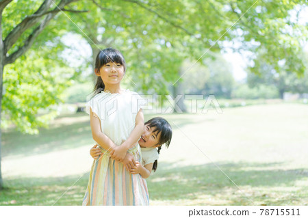 姊妹倆在森林裡玩耍 78715511