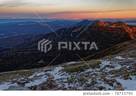 從Iodake山脊看日出時的北八嶽山和白馬/妙高 從Iodake山脊看日出時的北八嶽山和白馬/妙高 78715793