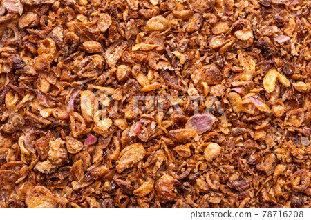 Golden brown and crispy deep fried shallots background 78716208