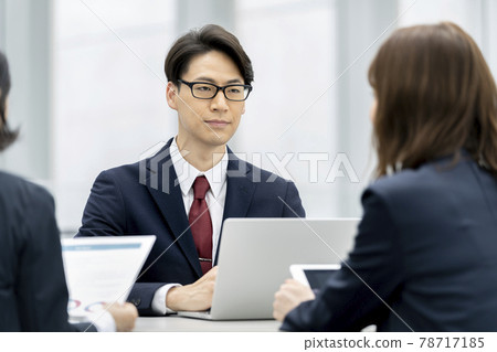 Business scene image of a businessman in his 30s 78717185