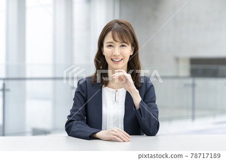 微笑看著相機的女商人 微笑看著相機的女商人 78717189