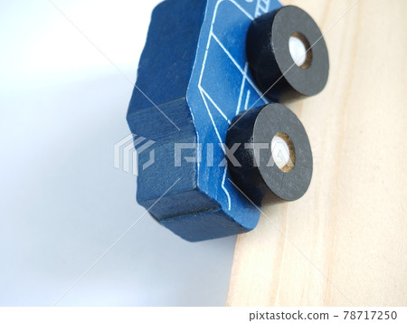 一輛車的圖像 出軌的車 一輛車的圖像 出軌的車 78717250