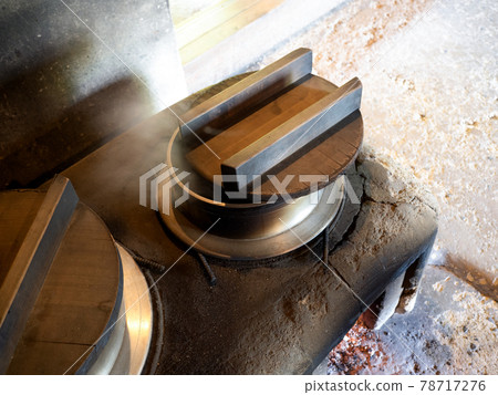 一個古老的私人住宅的爐子 78717276