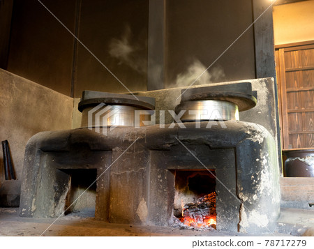 一個古老的私人住宅的爐子 78717279