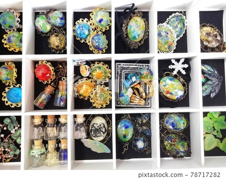 Contents of the jewelry box 78717282