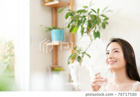 一位提供保濕的年輕女士 一位提供保濕的年輕女士 78717580