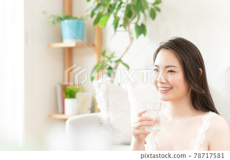 一位提供保濕的年輕女士 一位提供保濕的年輕女士 78717581