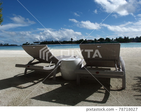 Maldives scorching beaches and benches 78718027
