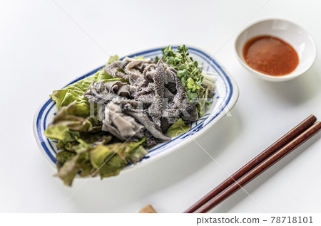 烤肉餐廳的經典omasum生魚片 烤肉餐廳的經典omasum生魚片 78718101