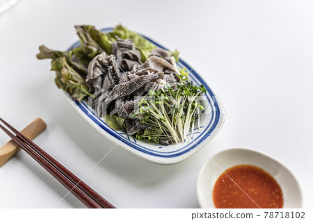 烤肉餐廳的經典omasum生魚片 烤肉餐廳的經典omasum生魚片 78718102