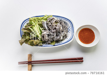 烤肉餐廳的經典omasum生魚片 78718161