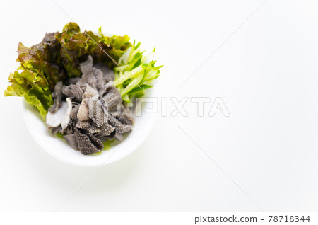 Classic omasum sashimi at a yakiniku restaurant 78718344